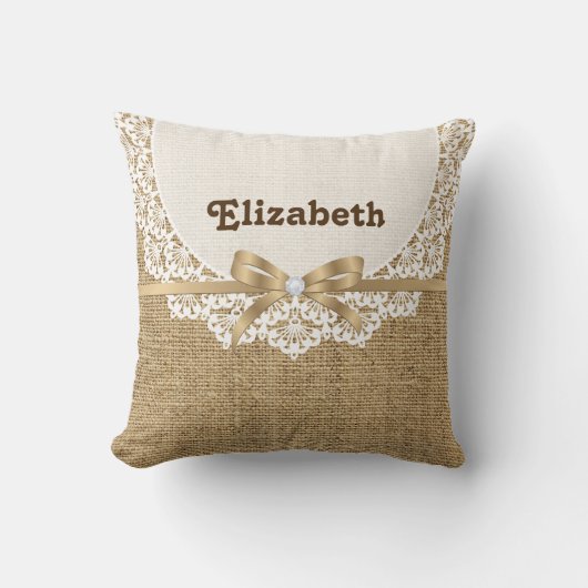 レースとリネンのナチュラルバーラップで白いドリー クッション (正面)