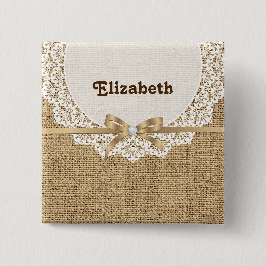 レースとリネンのナチュラルバーラップで白いドリー 缶バッジ (正面)