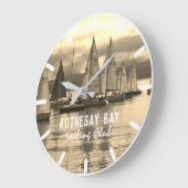 レースに続くヨットのセピア効果の写真 ラージ壁時計 (傾斜)