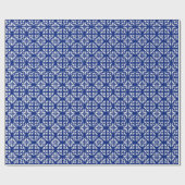 レースのようカットワーク – ラピスブルーの上に白 ラッピングペーパー (フラット)