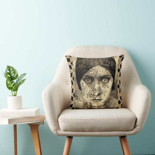 レースのアクセントの枕を持つグロリアSwanson クッション (椅子)