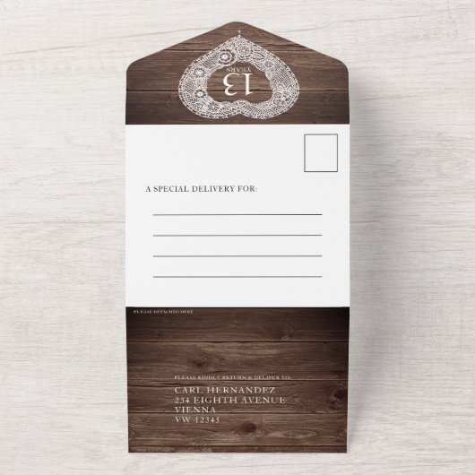 レースのウェディングドレスを着た結婚13周年を記念する封筒なしのカードです。 オールインワン招待状 (外側)