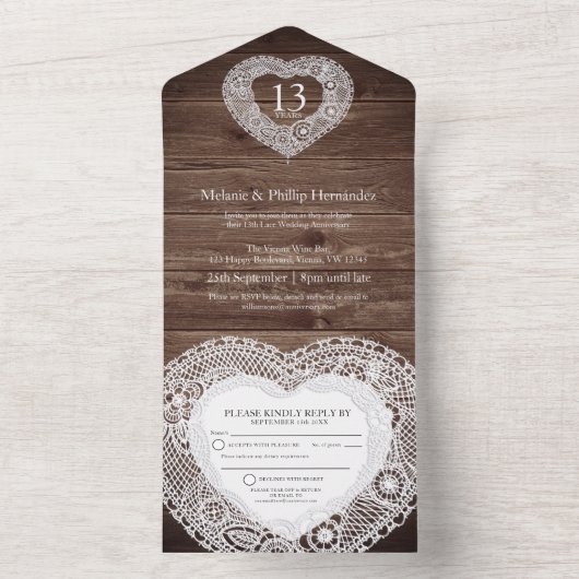 レースのウェディングドレスを着た結婚13周年を記念する封筒なしのカードです。 オールインワン招待状 (内側)