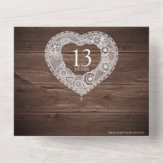 レースのウェディングドレスを着た結婚13周年を記念する封筒なしのカードです。 オールインワン招待状 (裏面)