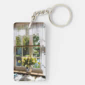 レースのカーテンとチューリップのある窓 キーホルダー (裏面)