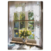 レースのカーテンとチューリップのある窓 クリップボード (裏面)