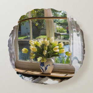 レースのカーテンとチューリップのある窓 ラウンドクッション