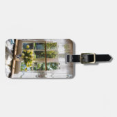 レースのカーテンとチューリップのある窓 ラゲッジタグ (正面横)