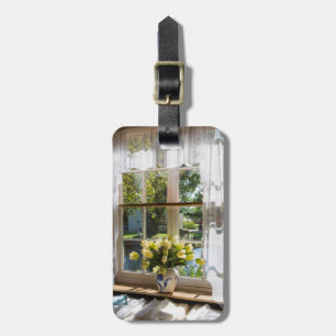 レースのカーテンとチューリップのある窓 ラゲッジタグ