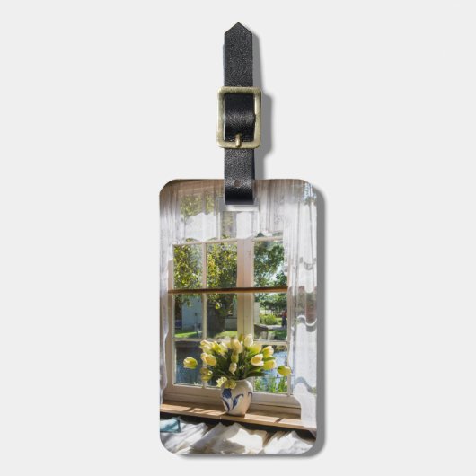 レースのカーテンとチューリップのある窓 ラゲッジタグ (正面縦)