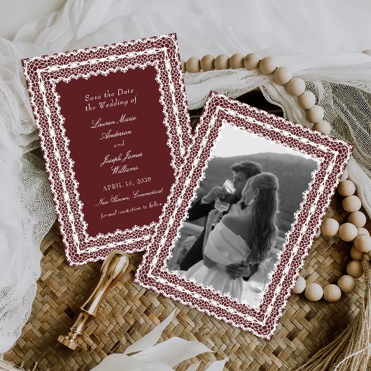 レースのドイリー ヴィンテージスタイルの写真結婚式 セーブザデート