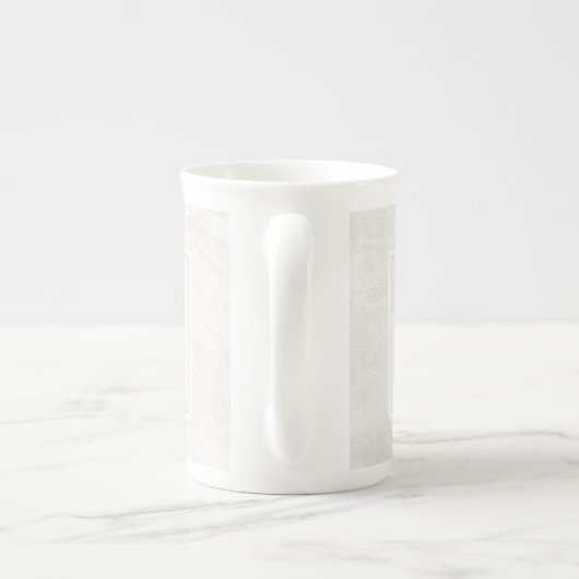 レースのハートの結婚記念日のコップ ボーンチャイナマグカップ (裏面)