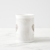 レースのハートの結婚記念日のコップ ボーンチャイナマグカップ (正面)