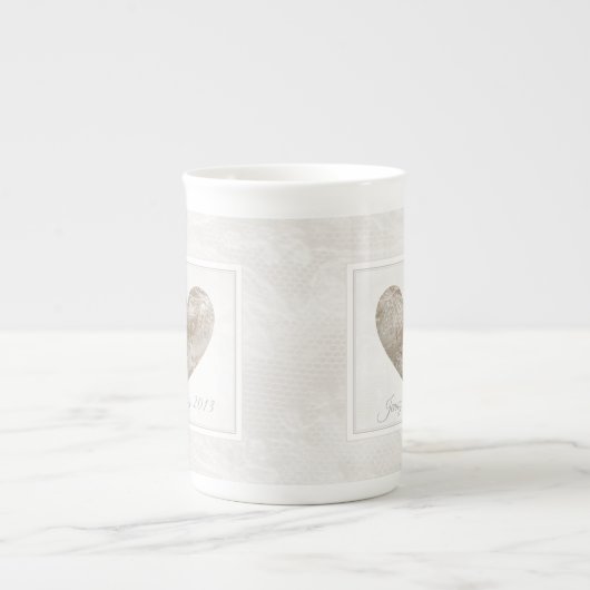 レースのハートの結婚記念日のコップ ボーンチャイナマグカップ (正面)