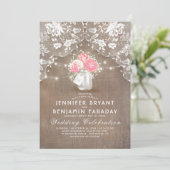 レースのバーラップのピンクのシャクヤクのメーソンジャーの素朴な結婚式 招待状 (スタンド正面)