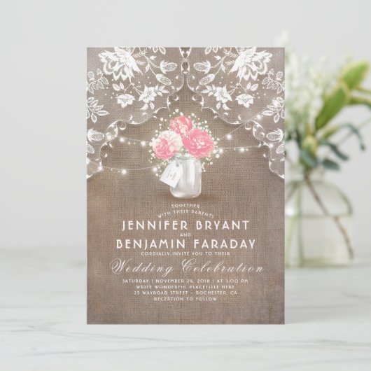 レースのバーラップのピンクのシャクヤクのメーソンジャーの素朴な結婚式 招待状 (スタンド正面)