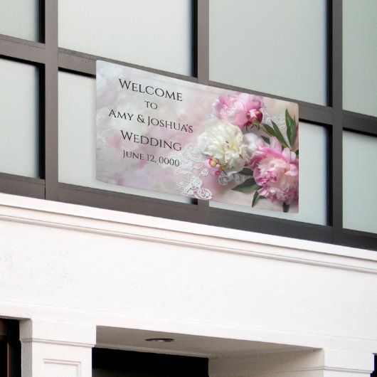 レースの上にピンクと白の牡丹 横断幕 (ビルの外側)