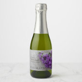 レースの上に紫色のストック花 スパークリングワインラベル (正面)
