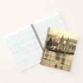 レースの準備ができているフロティーヤのヨット。セーリングマニュアル ノートブック (内部)