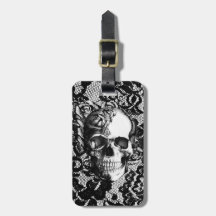 レースの背景の白黒バラのスカル