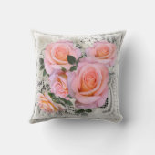 レースの背景を持つ美しいピンクのバラ クッション (裏面)