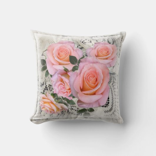 レースの背景を持つ美しいピンクのバラ クッション (正面)