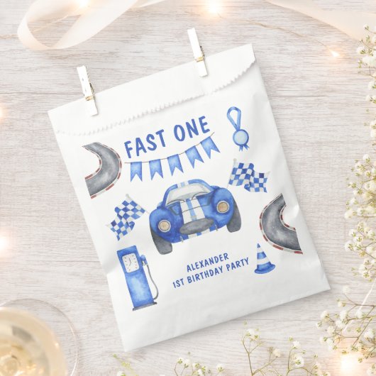 レースカーの最初の誕生日パーティー フェイバーバッグ (クリップ留めされた状態)