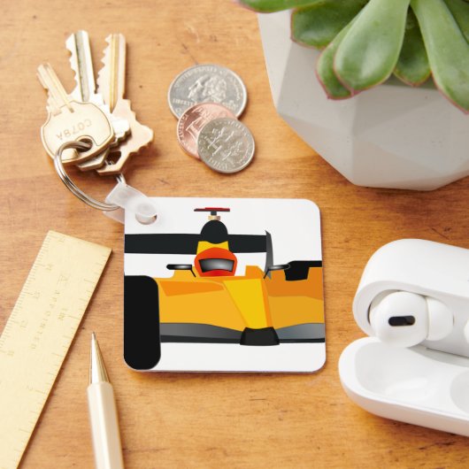 レースカーの誕生日パーティーギフトをパーソナライズ キーホルダー (デスク)