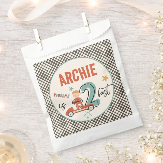 レースカーをテーマにした紙優先パーティーバッグ フェイバーバッグ (クリップ留めされた状態)