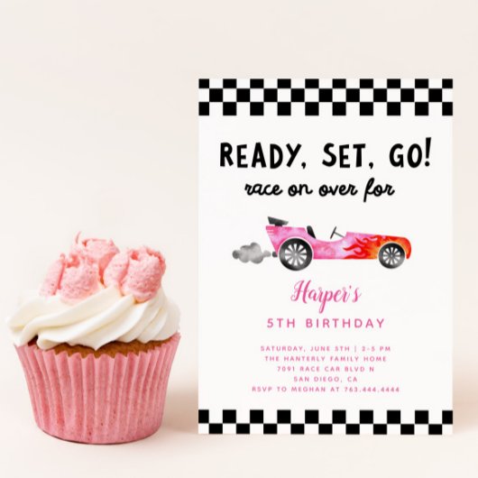 レースカーガール準備完了、誕生日パーティーへ 招待状