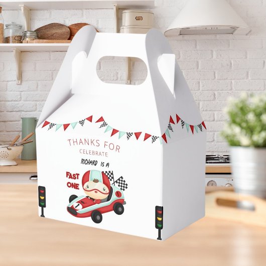 レースカーレーシングキッドの誕生日テーマ フェイバーボックス