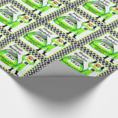 レースカー及びドライバーパーソナライズされた誕生日ギフト ラッピングペーパー (角)