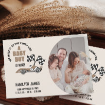 レースカー男の赤ちゃん誕生写真