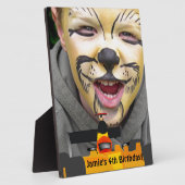 レースカー4th誕生日パーティーディスプレイのパーソナライズ フォトプラーク (側面)