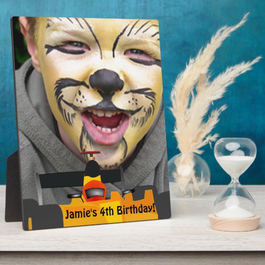 レースカー4th誕生日パーティーディスプレイのパーソナライズ フォトプラーク (側面)