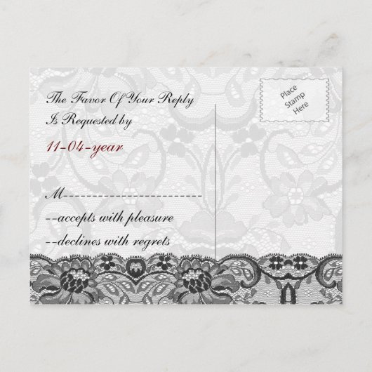 レースフェイクとリボン赤、黒の結婚式rsvp インビテーションポストカード (裏面)
