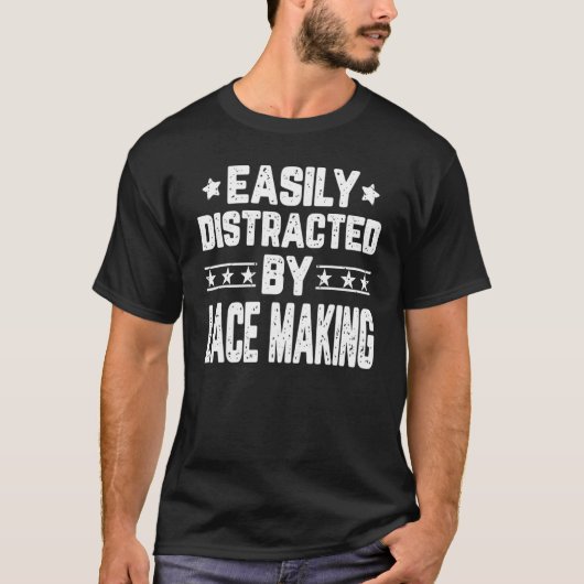 レース編みに没頭する人、レース編み職人 Tシャツ (正面)