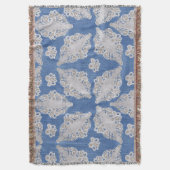 レース繰り返しパターンを使用したデニムテクスチャ スローブランケット (正面縦)