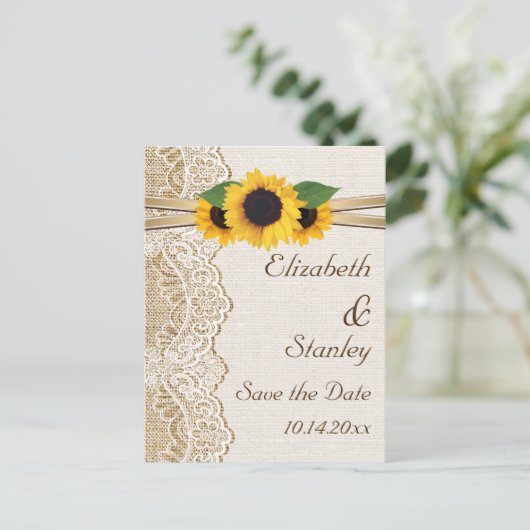 レース、ひまわりの花とバーラップの結婚式の日付を保存 案内ポストカード (スタンド正面)