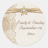 レース、リボンの花とバーラップの結婚式日付を保存 ラウンドシール (正面)