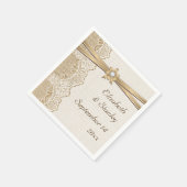 レース、リボンの花とバーラップ結婚の スタンダードカクテルナプキン (角)