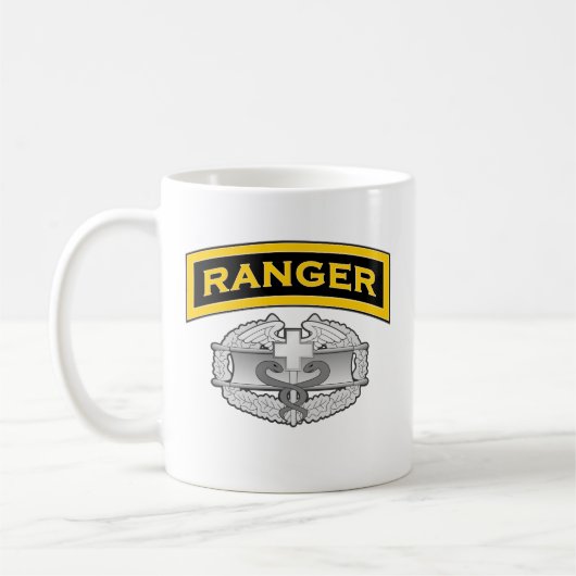 レーンジャータブ-戦闘の医者のバッジ コーヒーマグカップ (左)