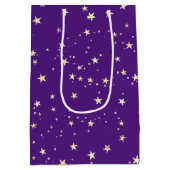 ロイヤルパープルの背景に金色の星 ミディアムペーパーバッグ (裏面)
