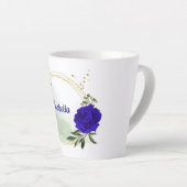 ロイヤルブルーと白の花 緑の葉 カフェラテマグ (右アングル)