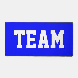 ロイヤルブルーに白い大文字でTEAMと書かれたスポーツ風の楽しいデザイン デスクマット