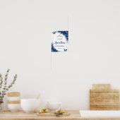 ロイヤルブルーの花と蝶のキンセアニエラ歓迎サイン ポスター (キッチン)