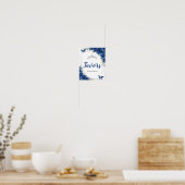 ロイヤルブルーの花柄蝶のキンセアニエラのお土産 ポスター (キッチン)