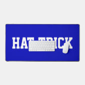ロイヤルブルー地に白抜きのHAT TRICK スポーティなホッケーテキスト デスクマット (キーボード&マウス)