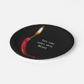 ロウソクの炎の誕生日を持つ赤い唐辛子 ペーパープレート (アングル)