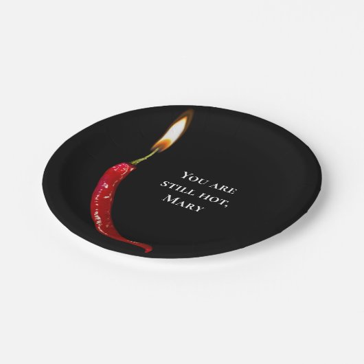 ロウソクの炎の誕生日を持つ赤い唐辛子 ペーパープレート (アングル)